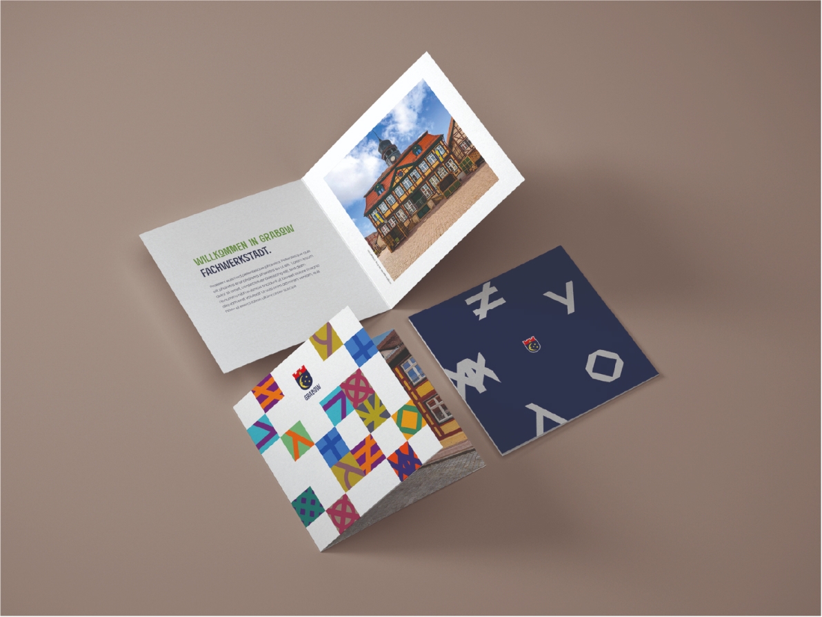 Mockup von Broschüren mit bunten Kacheln im neuen Corporate Design der Stadt Grabow von Daniel Roode. Branddesign