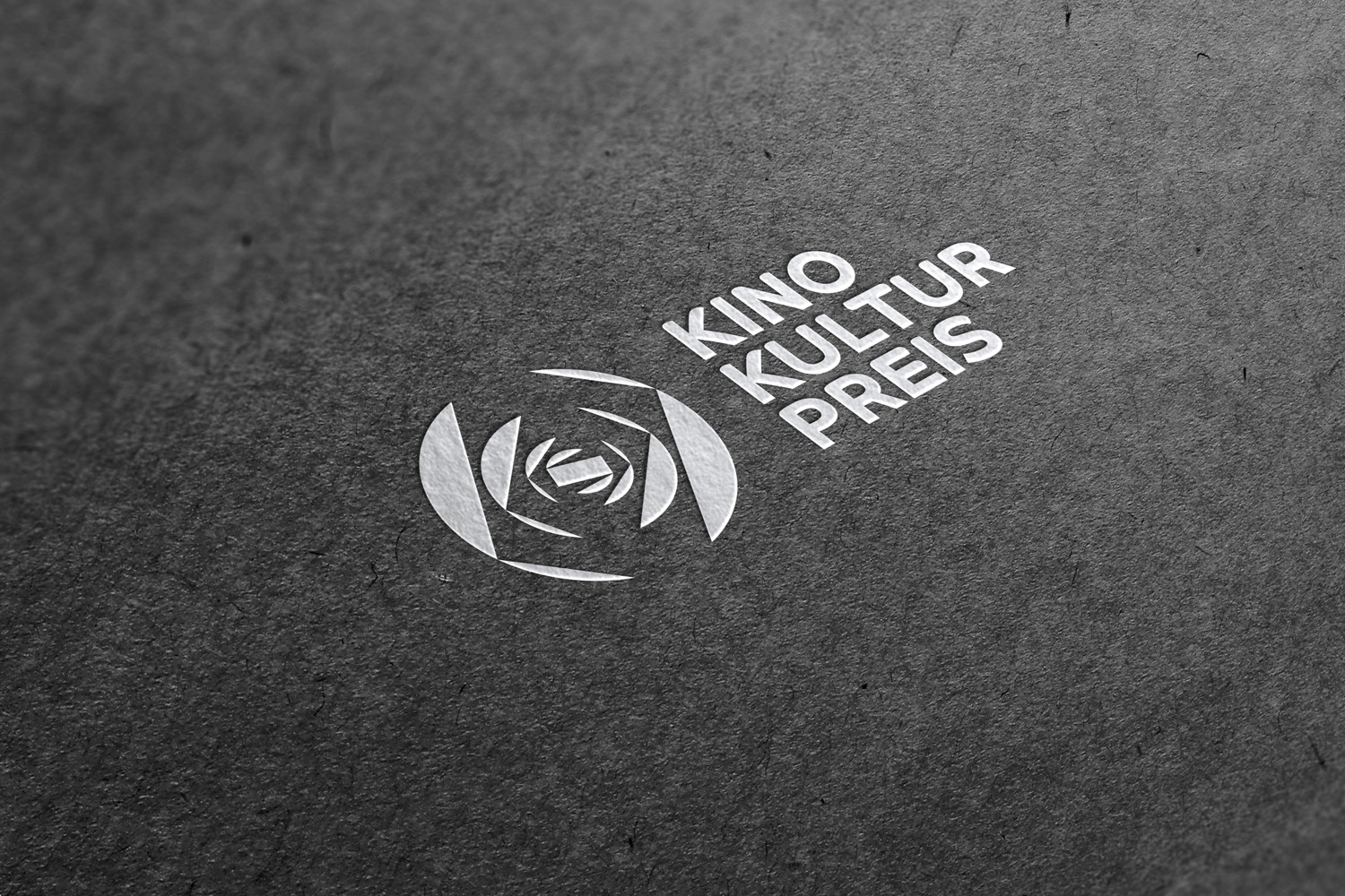 Logo Kinokulturpreis geprägt mir Heißfolie in Papier. Branddesign