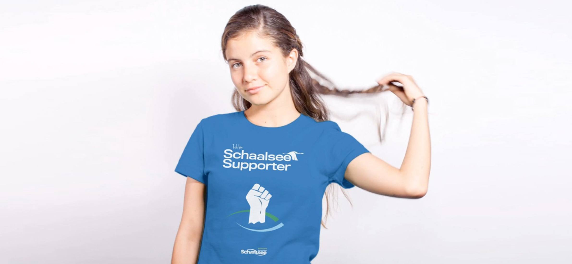 Junge Frau mit blauen T-Shirt. Mockup eines T-Shirts für das neue Corporate Design für die Stiftung Biosphäre Schaalsee von Daniel Roode. Branddesign